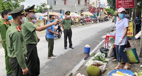 Công an Hải Dương tham gia khoanh vùng dập dịch