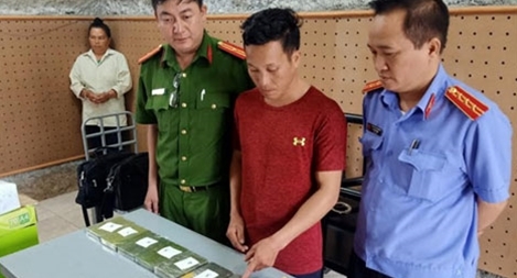 Lên biên giới "lấy" 7 bánh heroin và 6000 viên MTTH đi tiêu thụ