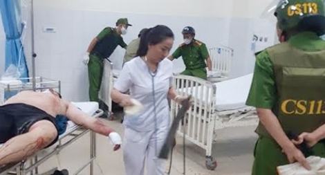 Khống chế kẻ tâm thần dùng dao đâm bạn thân