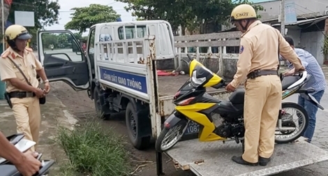 Phát hiện nhiều xe máy đang "độ" trong một tiệm sửa xe