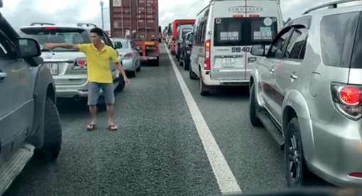 Nhường đường cho xe cứu thương trên cao tốc TP HCM – Trung Lương sau vụ TNGT