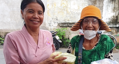 Phát cơm miễn phí cho bệnh nhân nghèo