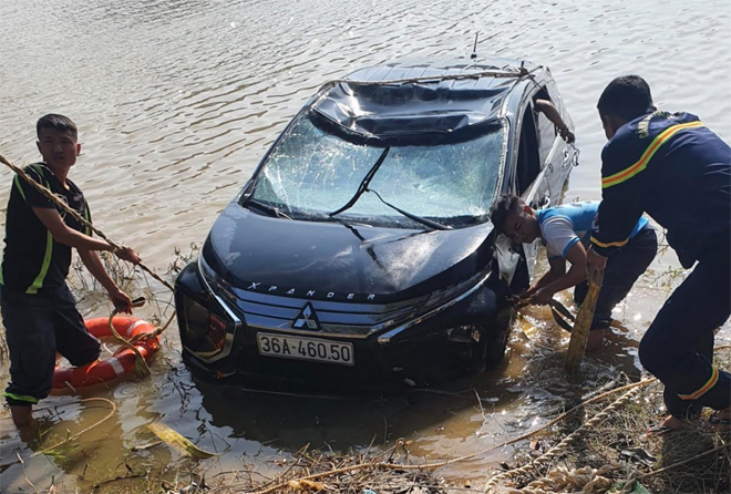 Ô tô 7 chỗ lao xuống sông Mã, 3 người tử vong 