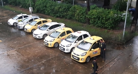 Bắt nhóm tài xế taxi hỗn chiến trước cổng bệnh viện