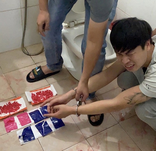 Phi tang 25 túi hồng phiến vào bồn cầu nhà nghỉ mà...không kịp