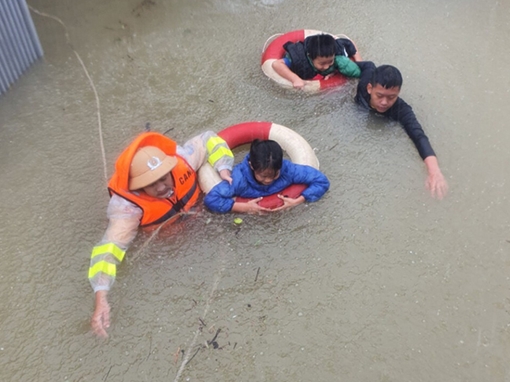 Băng mình qua dòng nước xiết cứu dân