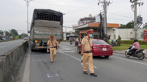 CSGT dùng xe đặc chủng đưa nạn nhân đi cấp cứu sau TNGT liên hoàn