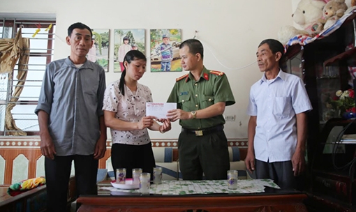 Báo CAND trao 21 triệu đồng hỗ trợ cháu bé có hàng trăm khối u trên người