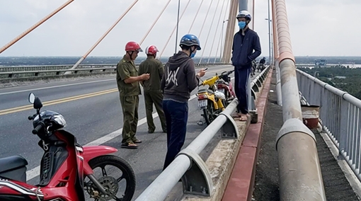 Để lại tài sản, lên cầu Rạch Miễu tự tử