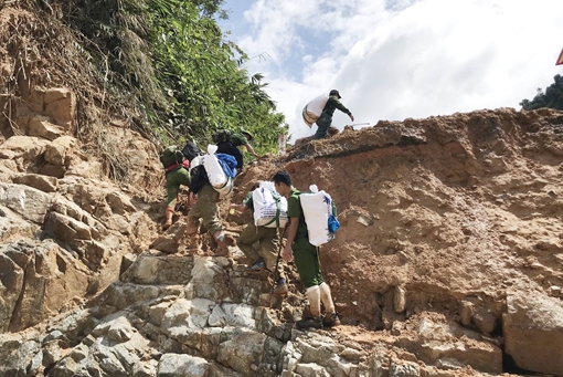 Vượt núi, băng rừng về với nhân dân