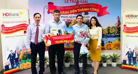 Bay hạng thương gia, nhận voucher mua sắm tại HDBank