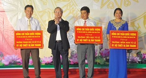 Thường trực Ban Bí thư Trần Quốc Vượng thăm các trường vùng cao đặc biệt khó khăn ở Yên Bái