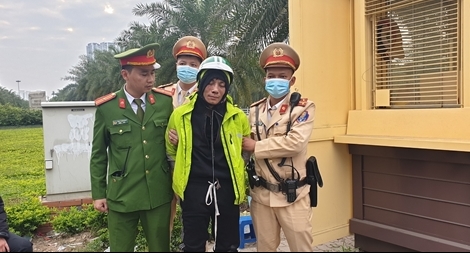 CSGT khống chế tên cướp dùng hung khí tấn công bị hại