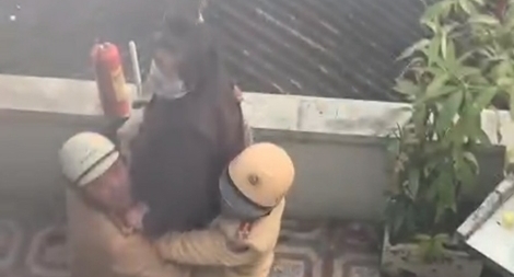 CSGT cứu sống cụ bà khỏi đám cháy trên tầng 3