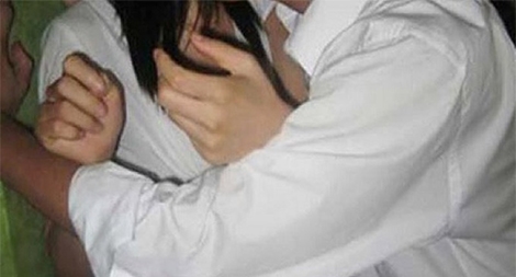 Nữ sinh 12 tuổi bị 2 bạn trai cưỡng hiếp