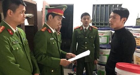 Cho “ra lò” hàng trăm thùng sơn “có tiếng” từ phòng trọ