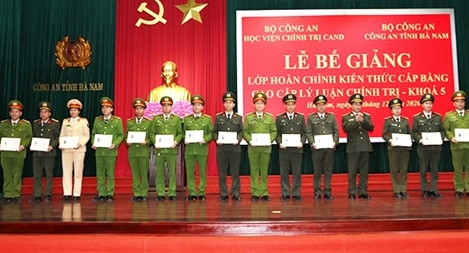 Bế giảng lớp hoàn chỉnh kiến thức cấp bằng cao cấp lý luận chính trị khoá 5 