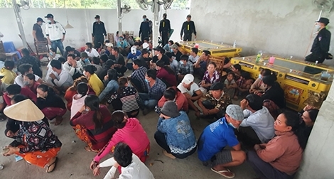 Bắt 75 con bạc đang lắc tài xỉu