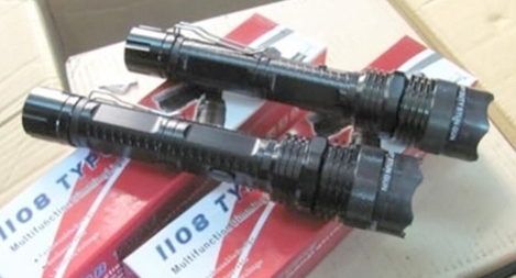 Nhiều hành khách mang roi điện, đèn pin phát tia lửa điện lên máy bay