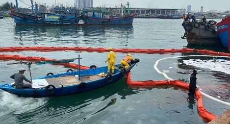 Khẩn cấp xử lý sự cố tràn dầu tại âu thuyền và cảng cá Thọ Quang