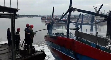 Cháy tàu cá lúc rạng sáng