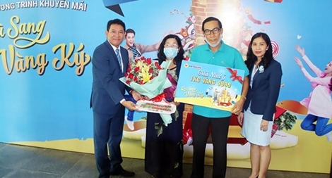 Khách hàng gửi tiết kiệm trúng giải đặc biệt 1kg vàng tại Vietbank