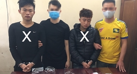 Khóa tay hai kẻ vận chuyển 2.800 viên hồng phiến