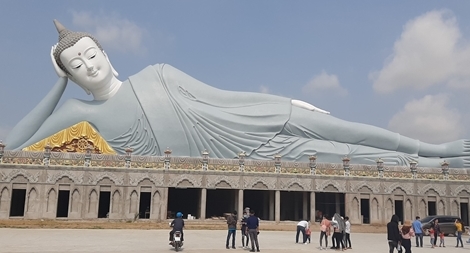 Chùa Phật nằm lớn nhất Việt Nam: Hãy cùng chiêm ngưỡng hình ảnh kỳ vĩ của chùa Phật nằm lớn nhất Việt Nam. Khung cảnh yên bình, tôn giáo và nghệ thuật cổ điển của chùa sẽ cuốn hút trái tim bạn.