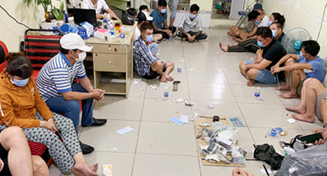 Triệt phá sòng bạc “lắc tài xỉu”, thu giữ trên 200 triệu đồng