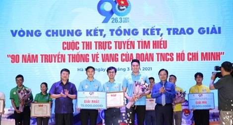 Trao giải cuộc thi tìm hiểu “90 năm truyền thống vẻ vang của Đoàn Thanh niên Cộng sản Hồ Chí Minh”
