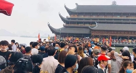 Đi lễ mùa dịch: Cầu may hay... rước họa