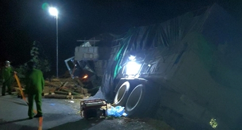 Xe tải chở gỗ tông vào vách núi, 7 người tử vong