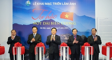 Triển lãm ảnh "Tự hào một dải biên cương"