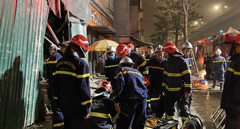 Giải cứu người đàn ông mắc kẹt trong vụ sập giàn giáo 