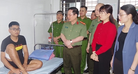 Thăm hỏi Công an viên bị thương khi làm nhiệm vụ