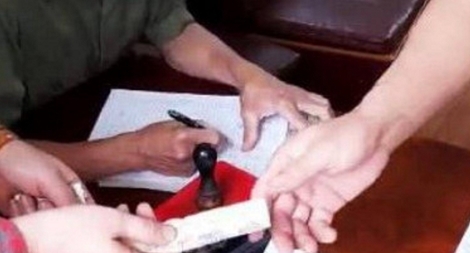 Đình chỉ công tác 2 công an viên thu tiền trái quy định khi làm CCCD