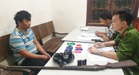 Mang súng đi vận chuyển ma túy tổng hợp