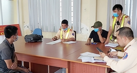 Test nhanh “ra” 2 tài xế xe đầu kéo dương tính với ma tuý