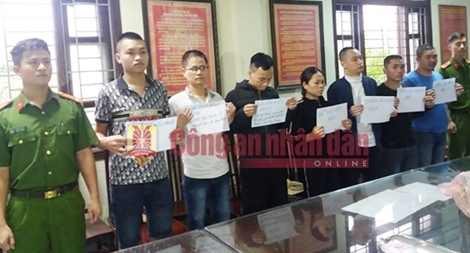 Bắt nhóm người siết nợ bằng chất bẩn