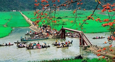 Chùa Hương đón 320 nghìn lượt khách tham quan sau một tháng mở cửa trở lại