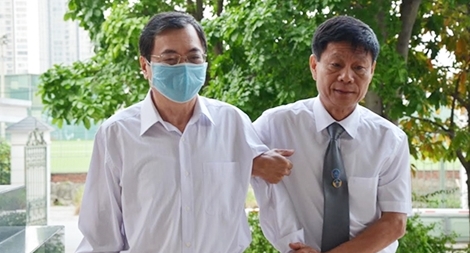 Bị cáo Vũ Huy Hoàng mệt mỏi vào Tòa, khai mắc bệnh hiểm nghèo