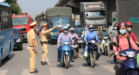 CSGT làm cọc điều tiết giao thông tại cửa ngõ Thủ đô dịp nghỉ lễ