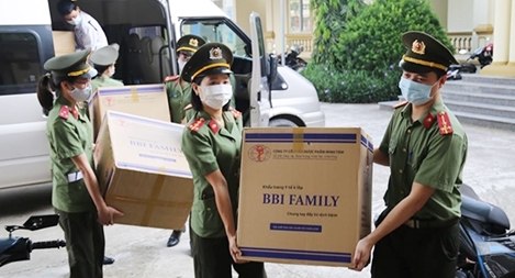 Tặng 50.000 khẩu trang y tế cho xã Phú Xuân, huyện Bình Xuyên