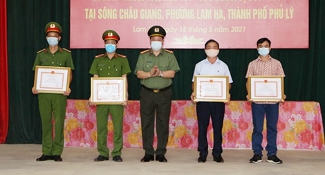 Trao thưởng cho 4 công dân dũng cảm cứu người đuối nước