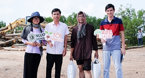 Cô gái xứ Dừa khởi nghiệp bằng công việc... trồng và giữ rừng