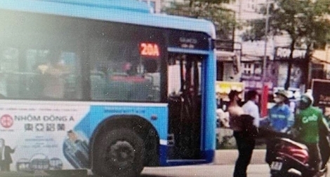 Xác minh phụ xe buýt hành hung người tham gia giao thông