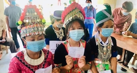 Cử tri vùng xa Nghệ An nô nức đi bầu cử sớm