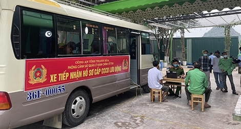 Cấp căn cước công dân lưu động trên ô tô