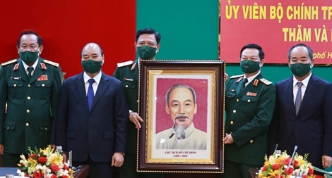 Chủ tịch nước Nguyễn Xuân Phúc kiểm tra công tác sẵn sàng chiến đấu tại Quân khu 7