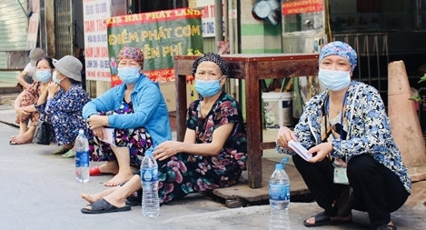 Bệnh nhân ung thư lạc trong bão COVID: Sợ không còn sức mà chờ đợi…